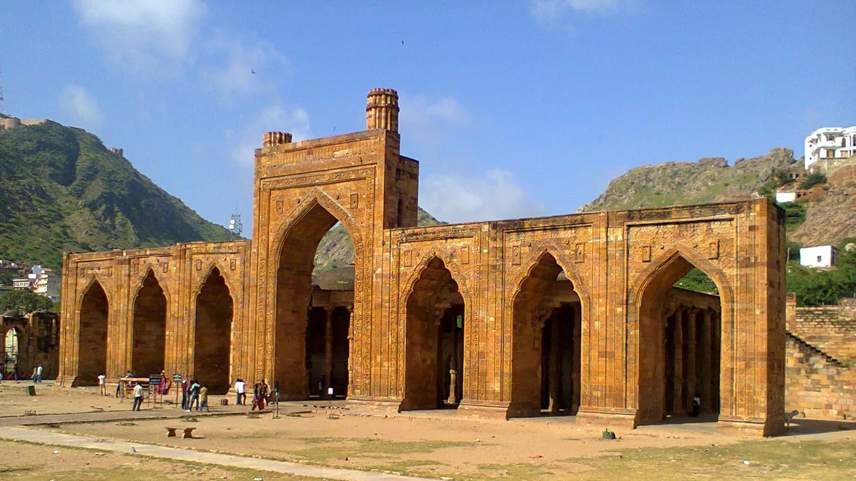 Dargah Sharif & Ana Sagar Lake Scenic Promenade in Ajmer, Rajasthan
