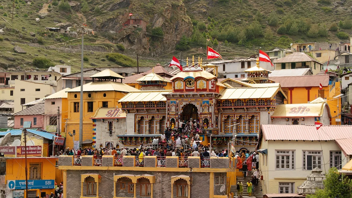 Badrinath Temple & Alaknanda River Neelkanth Peak in Badrinath, Uttarakhand